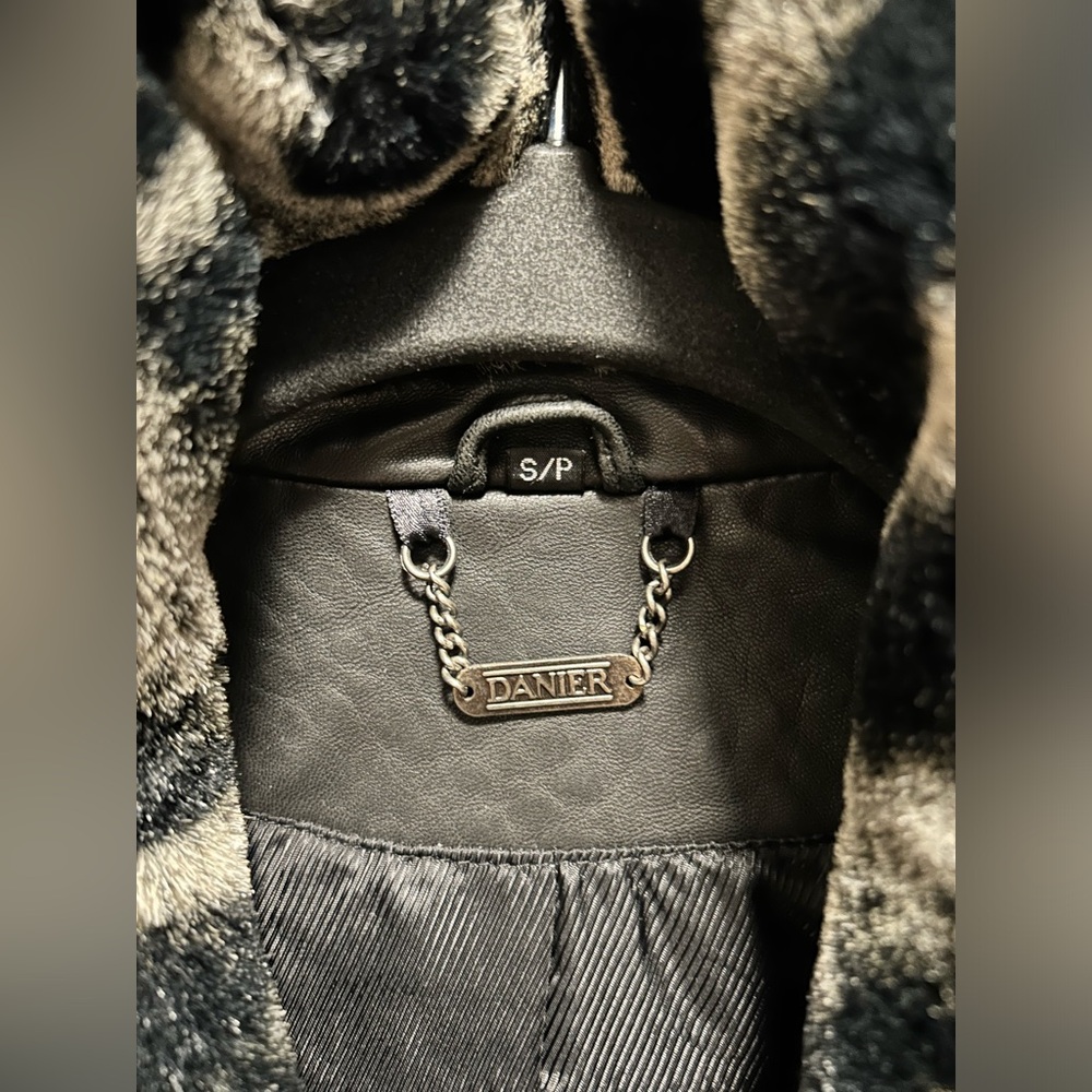Leather jacket with faux Chinchilla trim - Picture 6 of 9